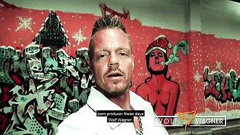 Mãe safada Priscilla exibe peitos grandes na rua