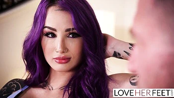 Valerica Steele fickt und leckt geile Füße