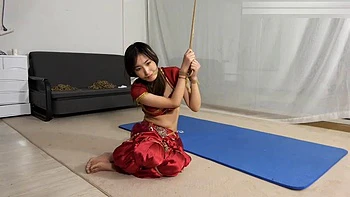 Asiatische Tussi gefesselt und gefickt