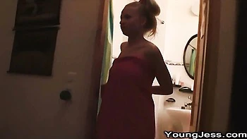 Jess blonde russe se masturbe sous la douche