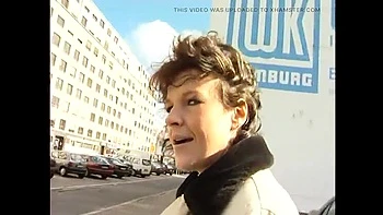 MILF saugt geilen Schwanz im Parkplatz POV