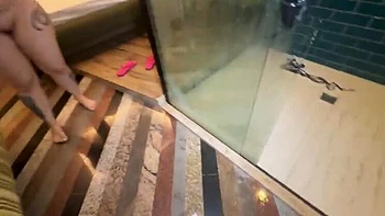 Amies lesbiennes à gros seins se lavent et se lèchent la chatte