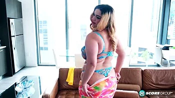 Блондинка Crystal Chase мастурбирует с огромными сиськами