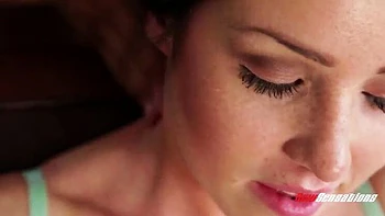 Lola Foxx wird missionarisch gefickt und mit Sperma im Gesicht