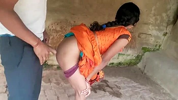 Indische Frau Sonia wird draußen vom Stiefbruder hart doggystyle gefickt