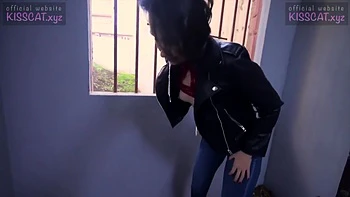 Étudiante brune choppée en rue et baisée en gangbang