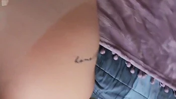 LGBT-Mädchen belohnen Fan mit heißem Dreier und Toys