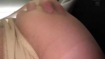 Loira japonesa de meias e collants leva uma foda dura no escritório