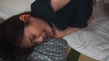 Пышногрудая азиатская тинейджерша ебется в жопу и в рот