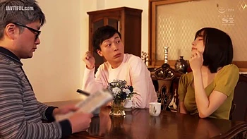 Morena asiática excitada rebola a bunda grande