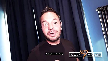 Julia Exclusiv lambe os peitos e a bunda da mãe na rua