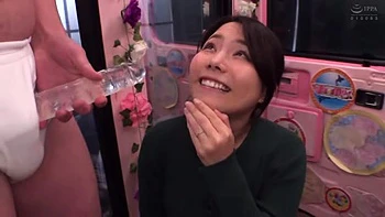 El cornudo ve a su esposa siendo follada