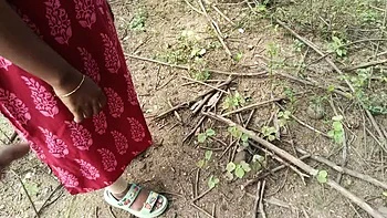 Stiefbruder fickt heiße indische Maid Laxi Ammu tief im Dschungel