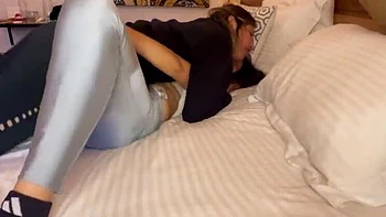 Scarlettandc lesbianas amateur: novia latina con coño apretado a dedos y lengua