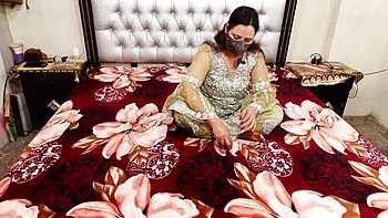 Деси бабушка трахается в жёсткий анальный секс с большим хуем по-хинди