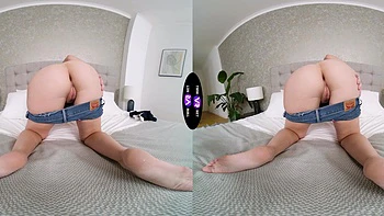 Brill Angel se branle sa chatte rasée avec passion