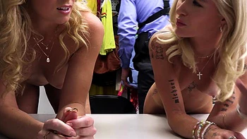 Две секретарши и босс голые в офисном троёмке