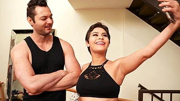 Chico folla duro a su sexy novia morena en shorts