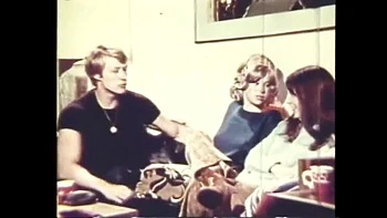 MILF vintage chupando e fodendo loucamente no retro