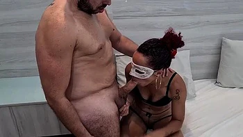 Verheiratete MILF doppelt gefickt von zwei Cuckold-Kumpels, kommt in den Mund