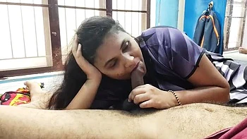 Madrasta india caliente chupa la polla del hijastro en mall