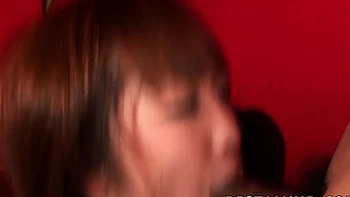 La perra asiática Sana Anzyu ama las mamadas duras a tres