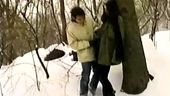 Flaca hermosa follada perrito en público