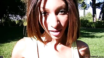 Junge brünette Hure wird draußen anal gefickt