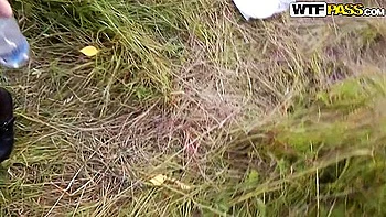 Goth-Teenie wird draußen anal gefickt