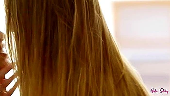 Adolescente lesbienne blonde secoue son gros cul interracial