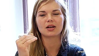 Belle danoise baise sa chatte poilue avec gode en verre