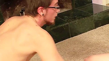 Рыжая тинейджерша Фэй Рейган сбритую киску жестко трахает