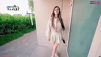 Nymphe en chaleur suce en public et se masturbe sauvagement