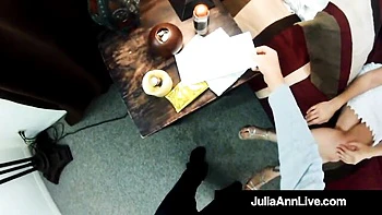 Пышногрудая куколка Джулия Энн демонстрирует огромную грудь