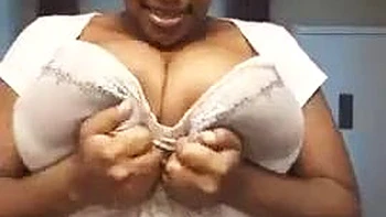Ikug amateur con tetas pequeñas follando