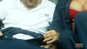 Mecánica MILF tetona follada duro en el estacionamiento