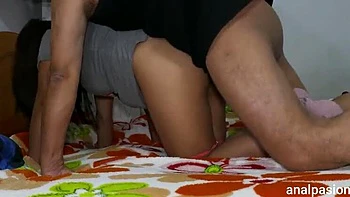 Heiße Latina-Frau wird hart gefickt und anal vollgespritzt