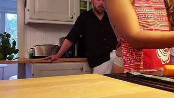 MILF italienne chaude baisée en levrette dans la cuisine sous le regard du mari