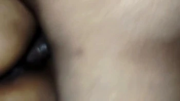 Demi-sœur et demi-frère indiens partagent le lit et baisent