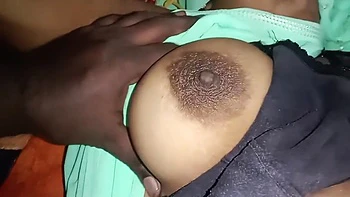 Vecina en saree con coño peludo, le froté las tetas en la cama