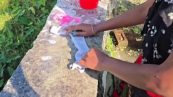 Ma femme nue se baigne en soutien-gorge blanc et culotte rose