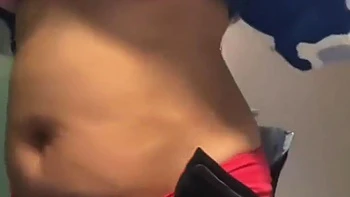 Provocação no banheiro do trabalho termina em orgasmo solo