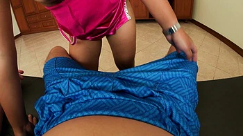 Thai Teen mit fettem Arsch saugt und reitet hart