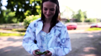 Публичный агент трахает чешку на улице, минет POV