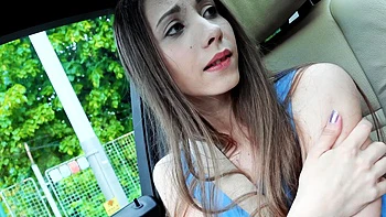 Stefanie Moon masturbiert ihre kleinen Titten