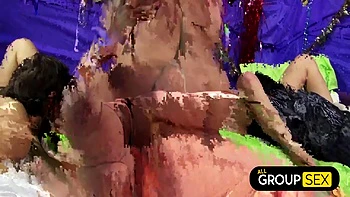 Blonde und Brünetten teilen Schwänze bei Mardi Gras Orgie