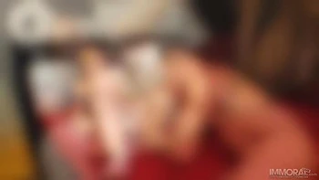 Loira de 19 anos Emily goza pela primeira vez e enlouquece Porno Dan