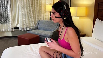 Jeune gameuse latina baise profonde avec créampie