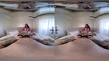 Tätowierte Tussi fickt mit fetten Titten und Blasjob