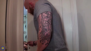 Milf Venus baise anal et suce dans un trio fou